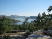 Земля в живописном месте на море