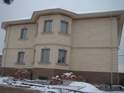 Фасад из травертина,  гранита,  камня