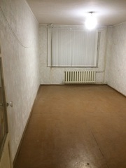 Продам двухкомнатную квартиру около «Школьника»,  торг