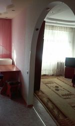 Сдам однокомнатную квартиру в районе школы Милиции на длительный срок.